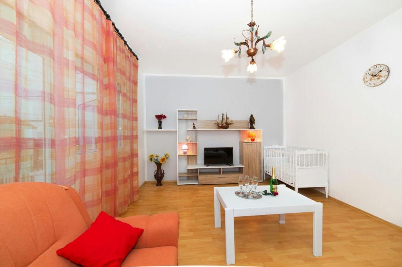 Beautiful Apartment In Center Of 트로기르 외부 사진
