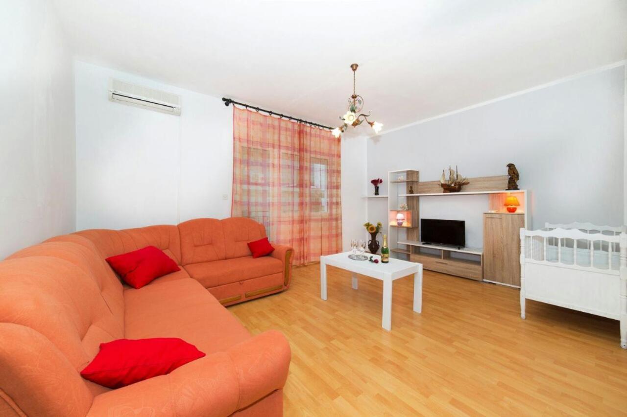 Beautiful Apartment In Center Of 트로기르 외부 사진